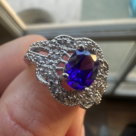 Vintage Jewelry - Elegant Silver and purple Gemstone Ring